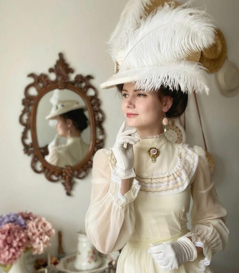 Mulher desiste de vestimenta moderna e passa a usar roupa do Século 19 ...