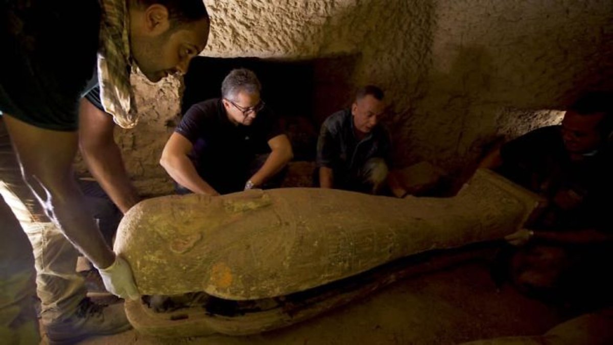 13 Sarcofagos lacrados  com mais de 2.500 anos são  encontrados por uma equipe de arqueólogos